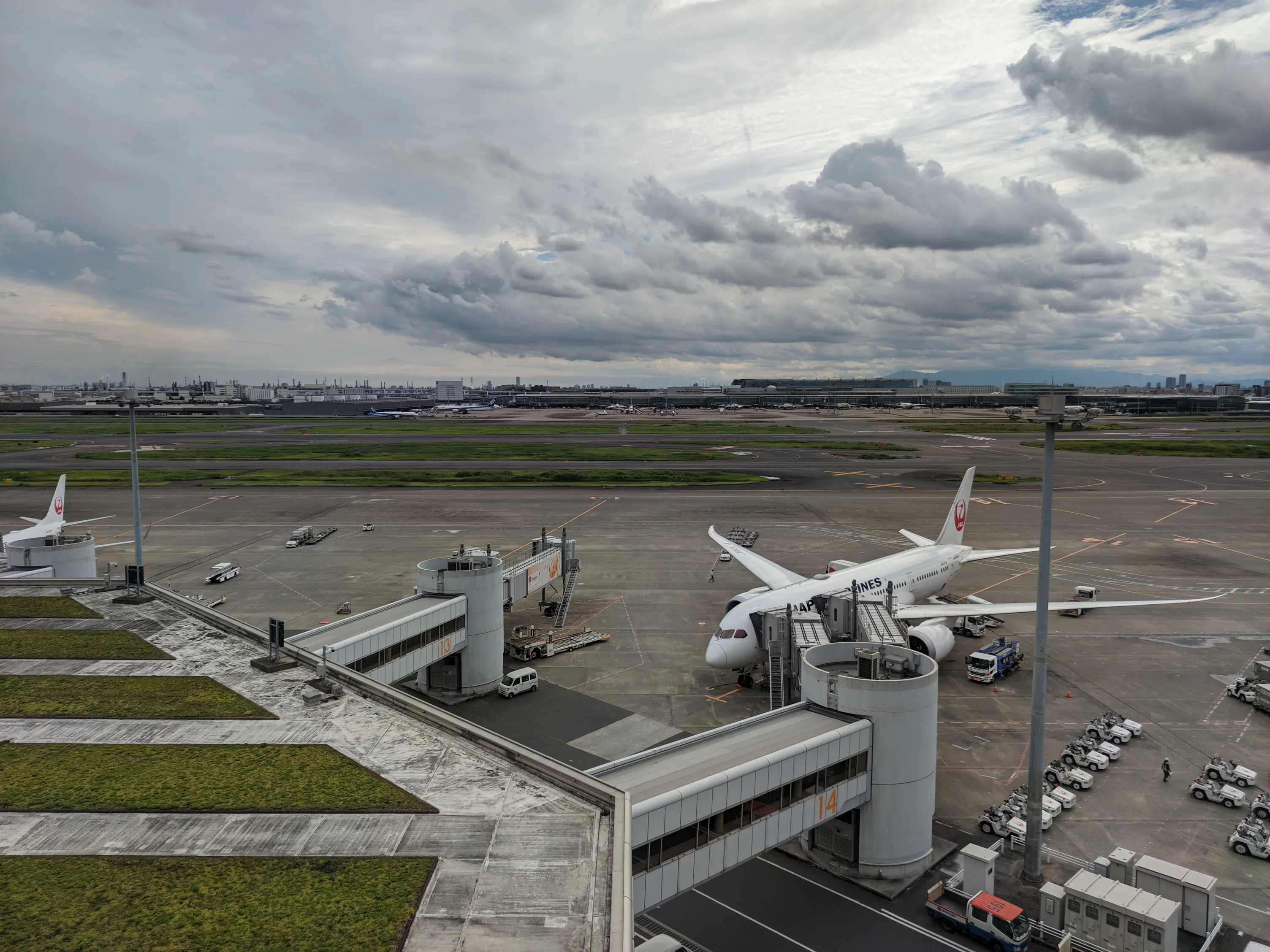 羽田空港の展望台から見た滑走路、手前には駐機している飛行機も見える