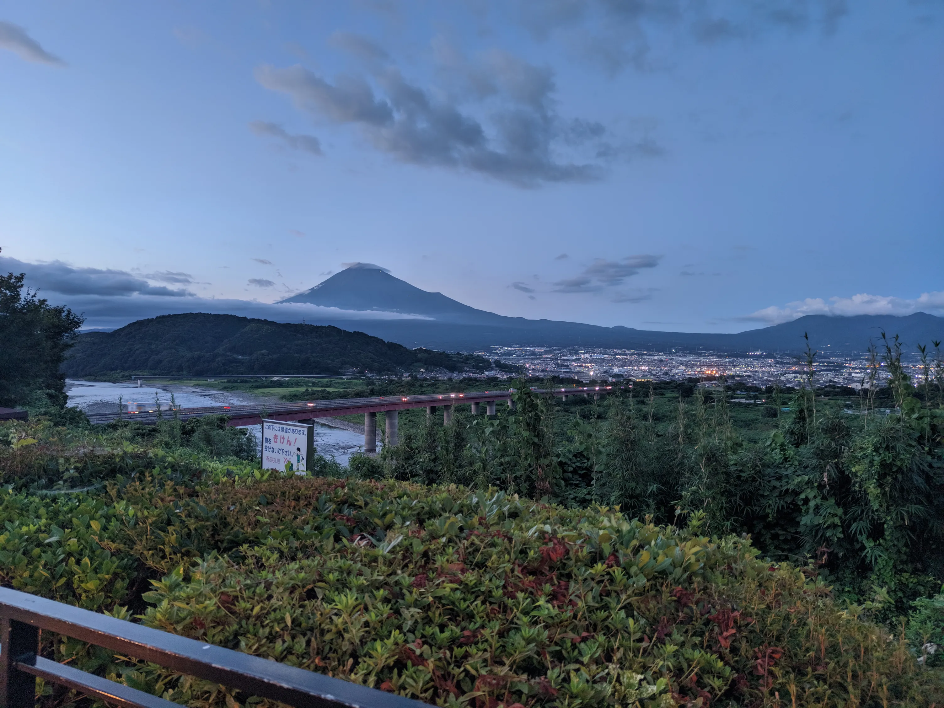 ブルーアワーの富士山