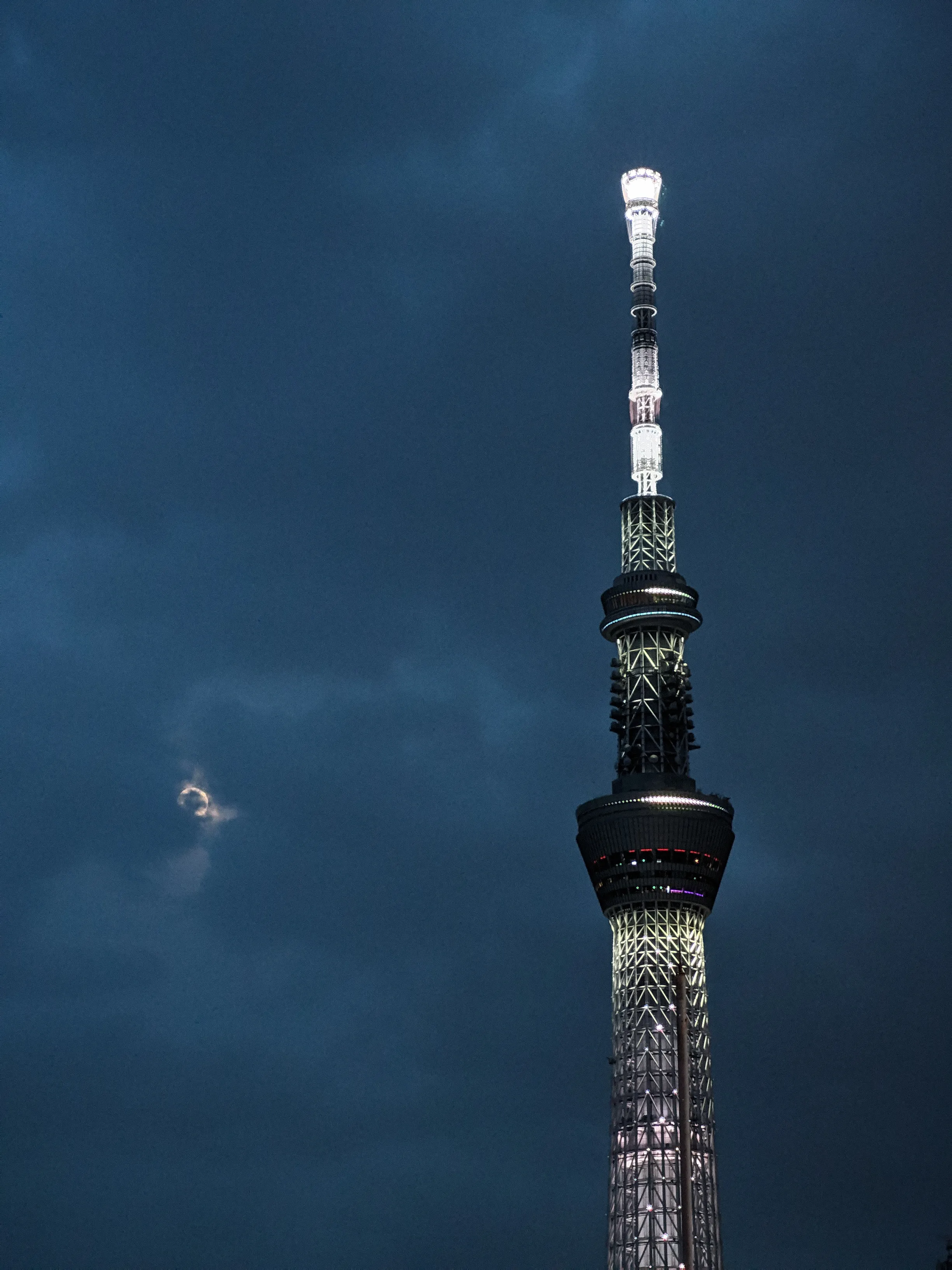 スカイツリーと雲に抱かれた月