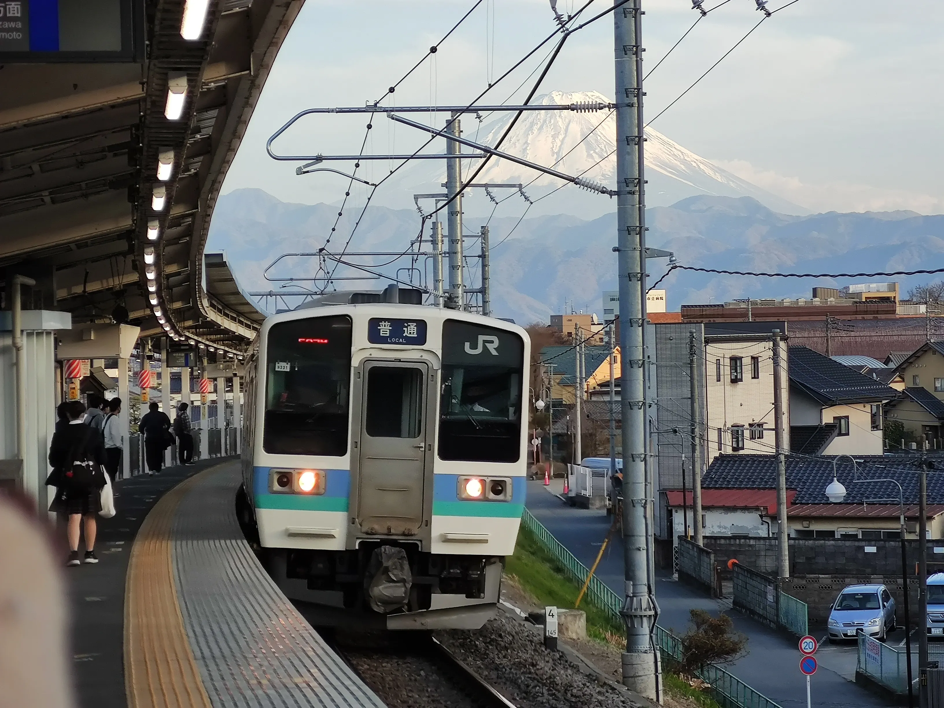 駅撮り、富士山を背景にこちらに向かってくる電車