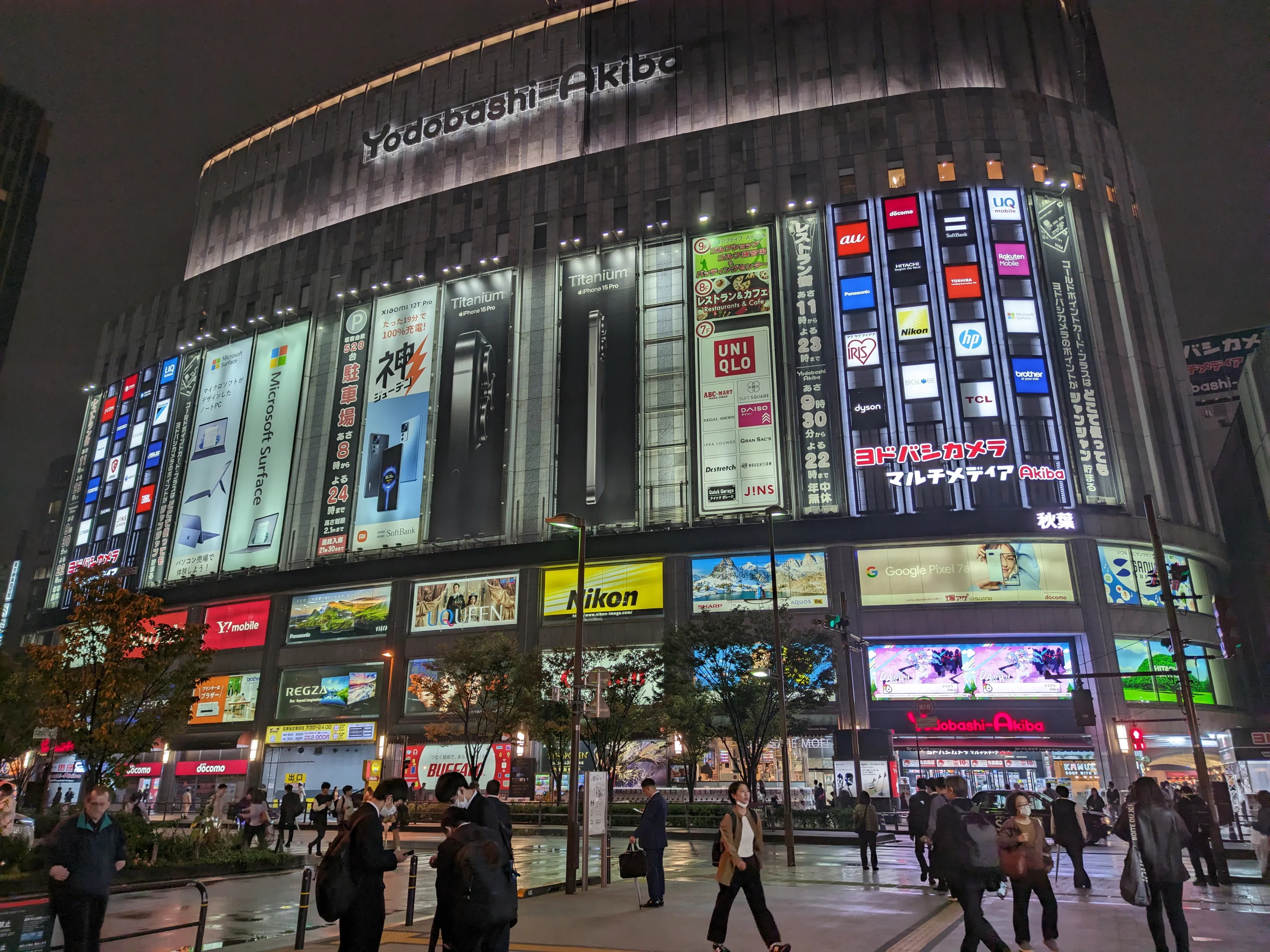 夜の眩しい秋葉原、ヨドバシカメラの建物