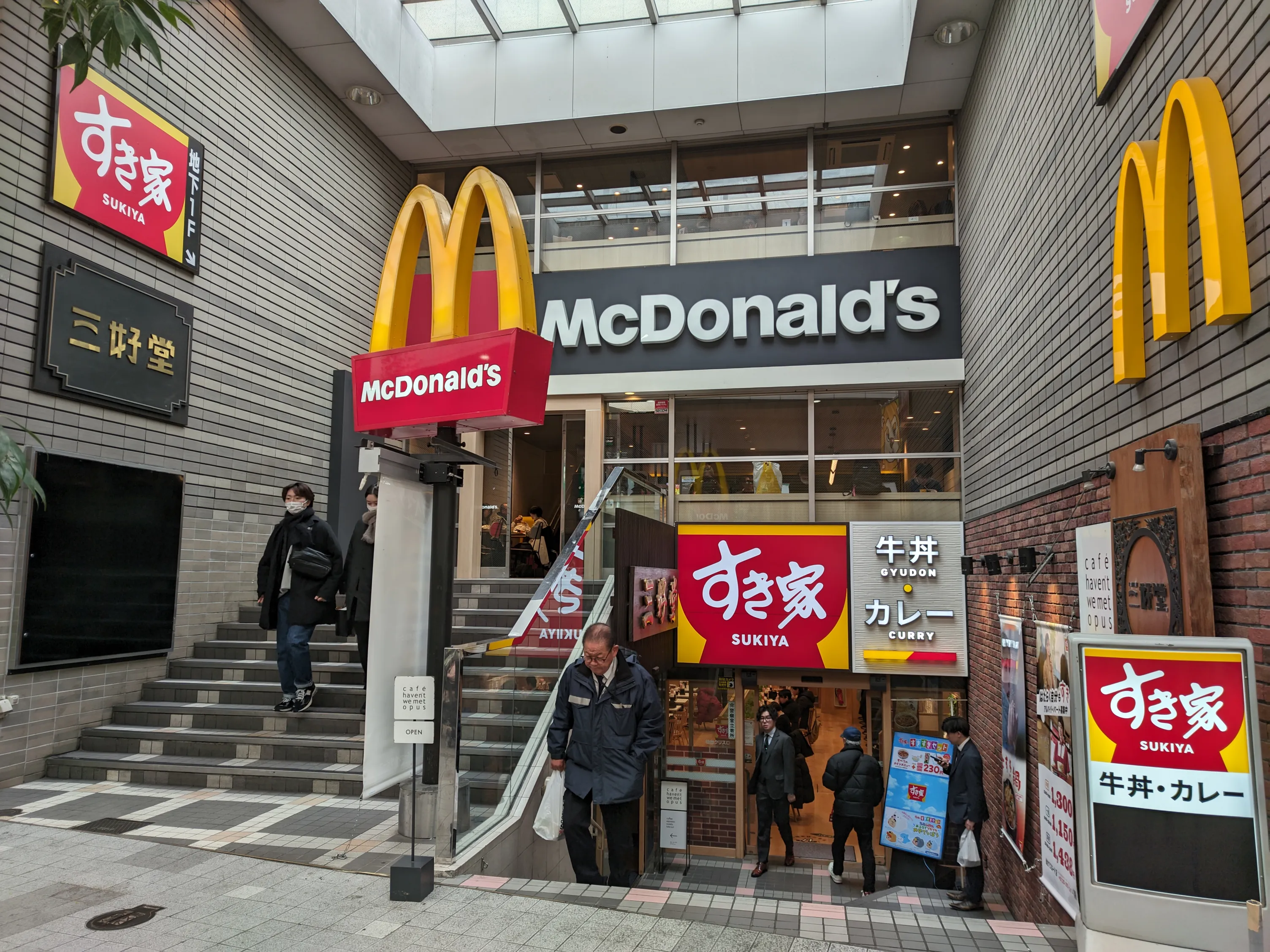 仙台のマクドナルドとすき家が合体した店舗