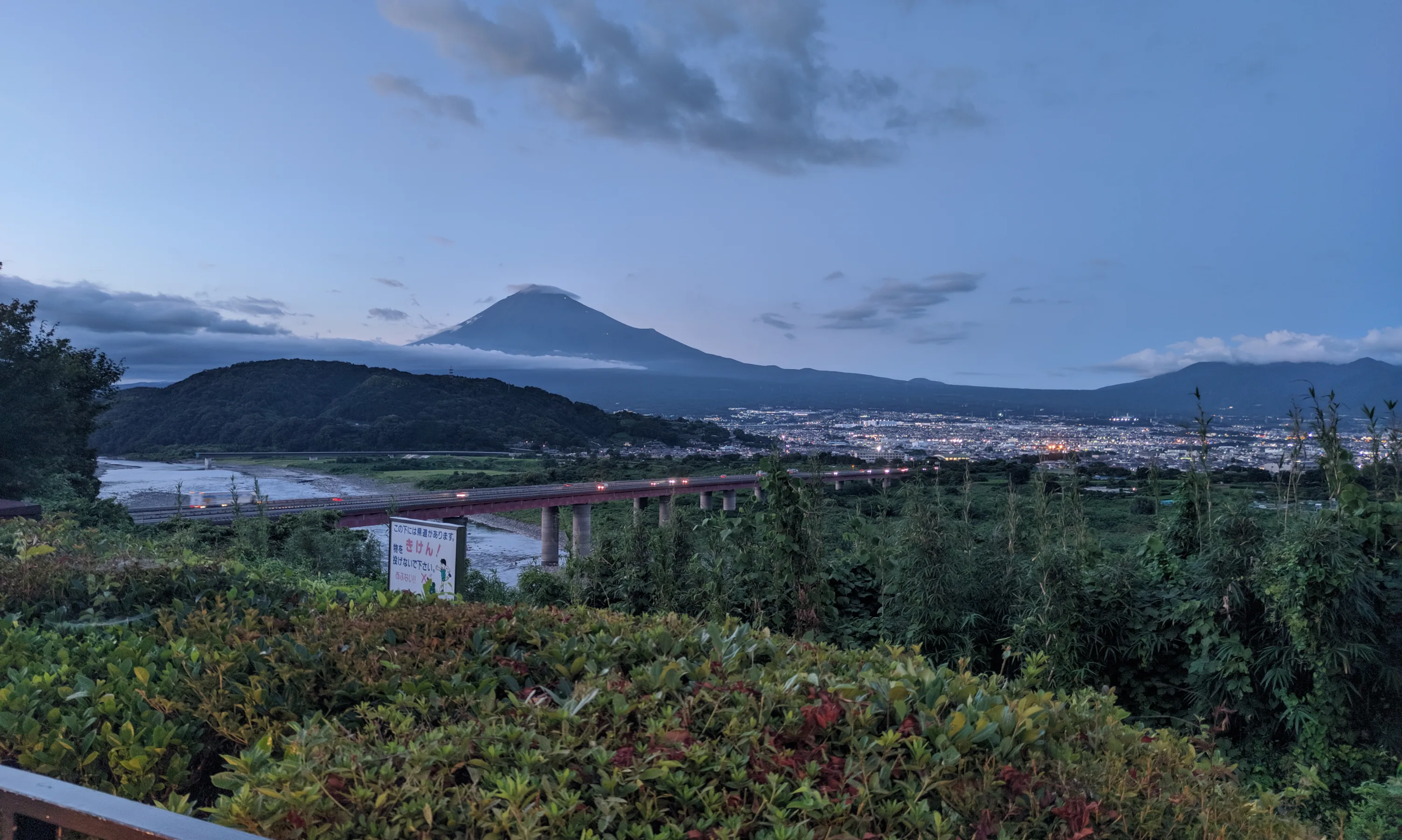 ブルーアワーの富士山